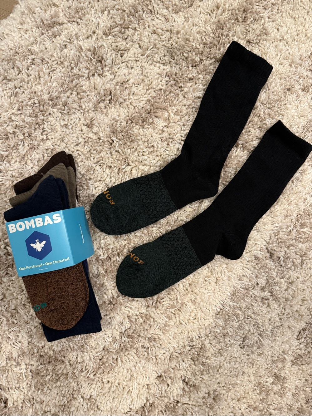 Bombas Men's mid weight calf/ crew socks large - pack of 4